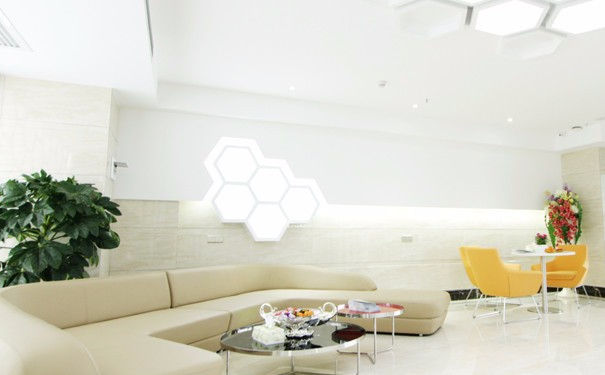 衡陽華美魅力醫(yī)療美容門診部植發(fā)術(shù)后半年案例曝光(效果怎么樣?技術(shù)亮點)